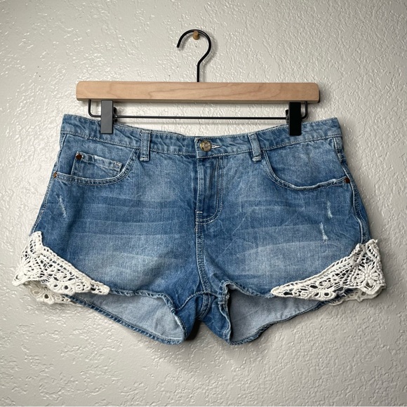 Zara Trafaluc Premium Wash Women's Lace Trimmed Blue Denim Shorts - Picture 2 of 8